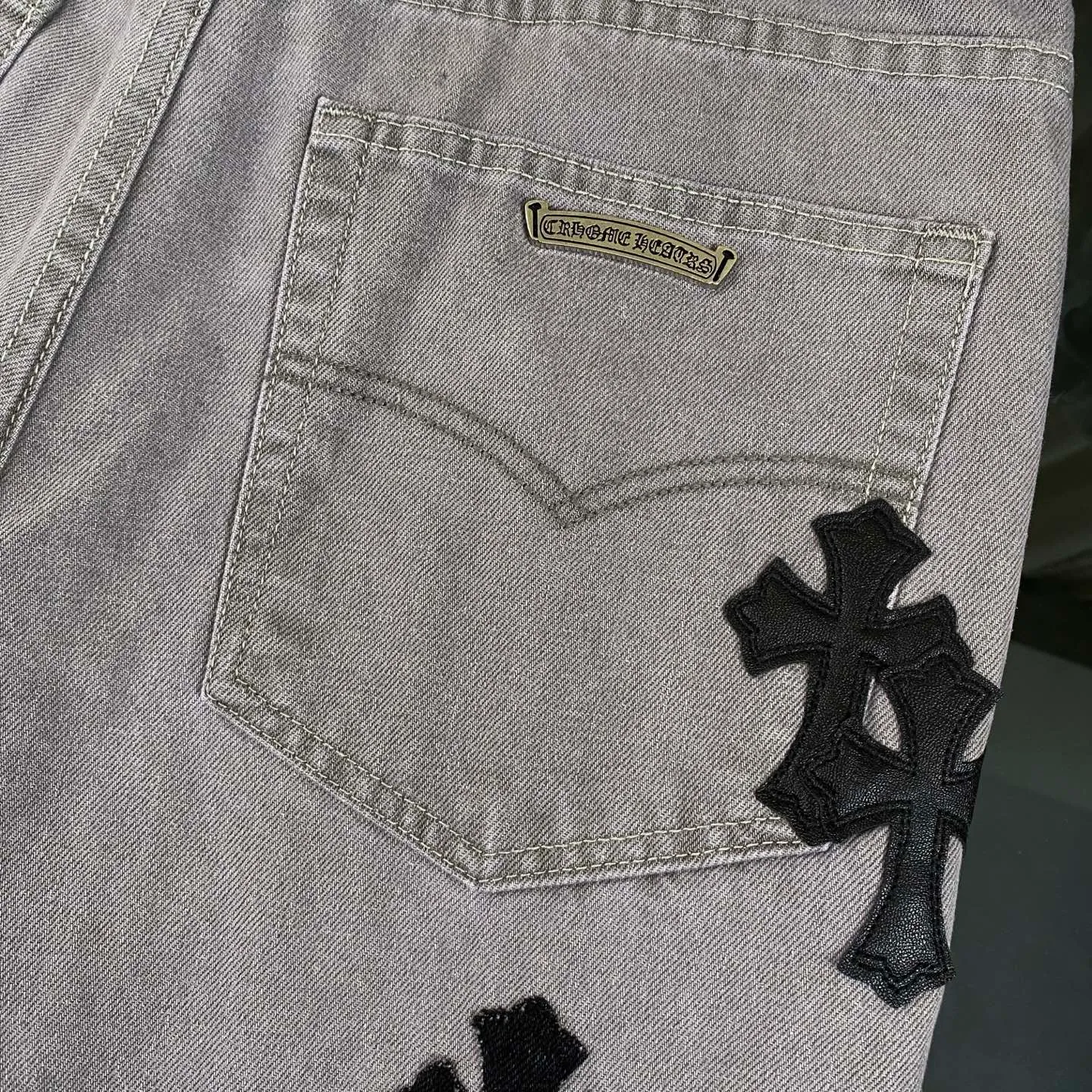 P310 CH Chromehearts Paris-limited black cross-leather heavy-duty gray Cow King jeans, priced at 34W level, patchwork cross flower embellishment, washed jeans! ! An absolutely high-end luxury product, a 1.9W-level god-level single product, a super popular product, made by top heavy industry, a magic weapon that cannot be missed! [About Zangyin] This is an extremely luxurious fashion brand that can also be called the aristocracy of the high street. It has always been an exclusive brand for some hipsters or rich second generations. Compared with ordinary high streets, it is more luxurious and noble. Compared with luxury brands, it is more fashionable and individual. It has always been a brand that I have a special liking for. [Top heavy industry fashion design] Consistently high-street luxury style. Speaking of this style, the Zangyin family and GU family are definitely the leading representative brands. Especially the Zangyin family has really achieved a state-of-the-art effect in creating high-street style. The unique washed material is used to create this style. The color system is already quite eye-catching. After it is decorated with patchwork cross flowers, it cleverly highlights the charm of the brand. Secondly, this style uses classic The high-waist cutting design highlights the long legs and fashionable temperament of the upper body. The brand is highly recognizable and the slim fit configuration is more suitable for daily wear. It is a product that interprets personality, fashion, and specifications at a glance. This single product is enough to make any fan excited. It can be a white T-shirt for a youthful college style, or a tight suspender for a royal style. It has strong matching ability and can be easily controlled by men.  [Materials and craftsmanship] Needless to say, this point goes without saying. As an excellent craftsman brand, Zangyin’s requirements for details and craftsmanship are really perfect. The washed color of this model has gone through so many processes, not to mention the embellishment of denim appliques. It is also purely hand-made and sewn. Just like what they believe in, only hand-made things have soul and have the meaning of wear. A top-notch heavy-duty fashionable denim item, I look forward to your perfect interpretation! !  Color: light gray Size: 28-36